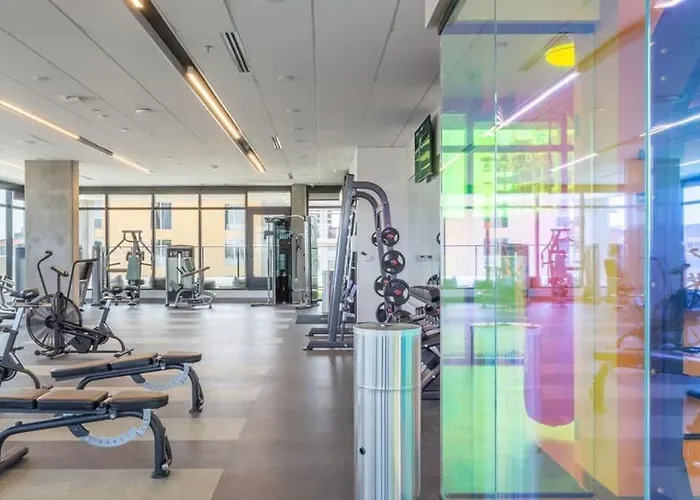 Apartment Boulevard Modern Highrise Stu Sky Pool Parking Gym 11 *